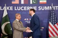 Thủ tướng Shehbaz Sharif của Pakistan (trái), nước trung gian đàm phán, bắt tay Phó tổng thống Mỹ J.D. Vance tại Thụy Sĩ ngày 21-6 trước cuộc đàm phán với Iran. Ảnh: Reuters
