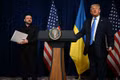 Tổng thống Mỹ Donald Trump và Tổng thống Ukraine Volodymyr Zelensky tại cuộc họp báo ở Florida, ngày 28-12. Ảnh: AFP