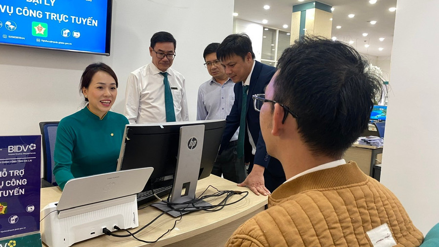 Mô hình đại lý dịch vụ công trực tuyến triển khai tại điểm giao dịch Trụ sở chính BIDV Gia Lai (112 Lê Lợi, phường Pleiku). Ảnh: Sơn Ca z6851743517969-f5e6723d60fe48f8faf0314b1920cf19.jpg