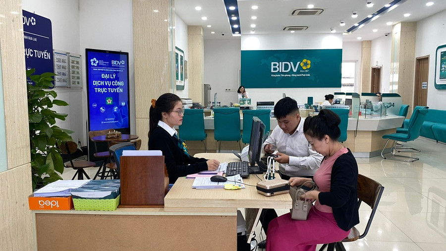 Người dân được hỗ trợ sử dụng dịch vụ hành chính công trực tuyến tại PGD Trung tâm (04 Nguyễn Văn Trỗi, phường Pleiku). Ảnh: Sơn Ca z6851748212164-32e66d9f8640799dde7289ca395b0dbe.jpg