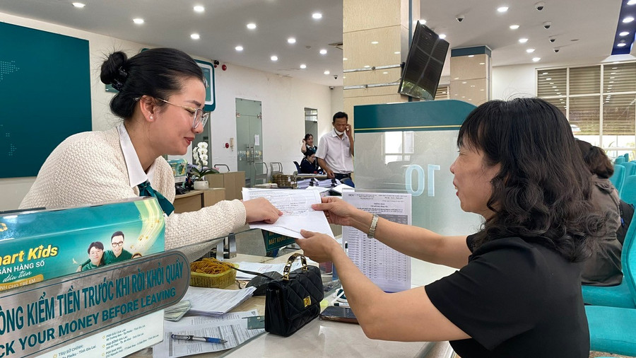 BIDV Chi nhánh Gia Lai tích cực hỗ trợ khách hàng giao dịch tại Hội sở. Ảnh: Sơn Ca z6727628641930-0c6b3f5c81d506fdf109b8f612299aa3.jpg