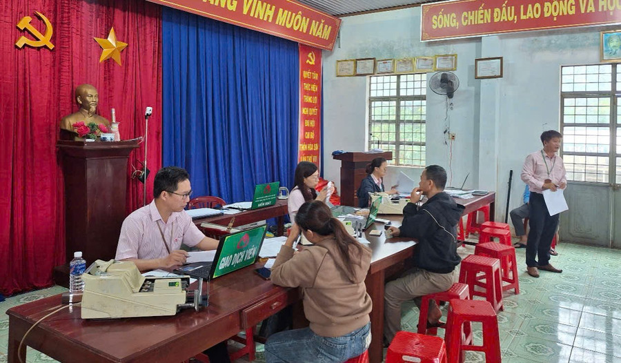 Nhằm tạo thuận lợi cho người dân, các phiên giao dịch được Phòng Giao dịch Chư Pưh tổ chức tại 9 Điểm giao dịch xã. Ảnh: Sơn Ca z6790728857638-93583136c8a53fd53a20314b045e2842.jpg