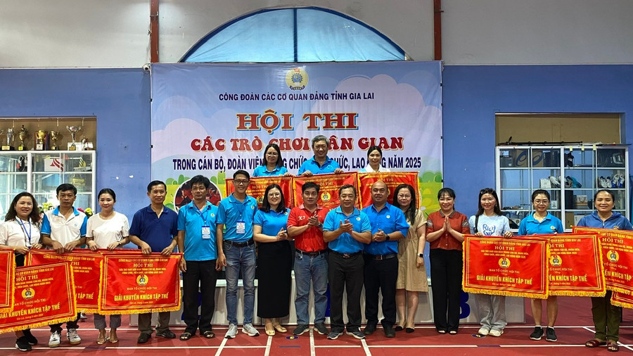 Ban Tổ chức trao 15 giải toàn đoàn dành cho các đội thi tham gia thi đấu. Ảnh: Sơn Ca z6610312624450-1c0ba2f7357f9e0f53fb0c815a488f8c.jpg