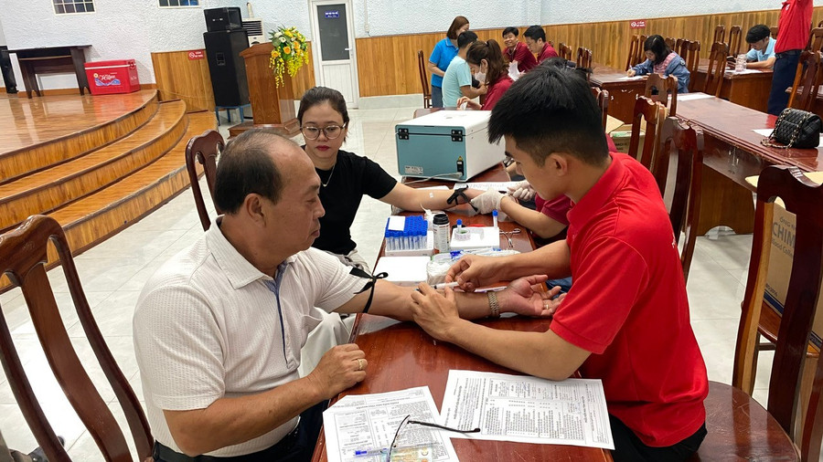 Khoa Xét nghiệm (Bệnh viện Quân y 211) thực hiện các quy trình kiểm tra sức khoẻ của người tham gia hiến máu tình nguyện. Ảnh: Sơn Ca z6609781070266-0f094e63c0456ef4ab01905d7a3f28db.jpg