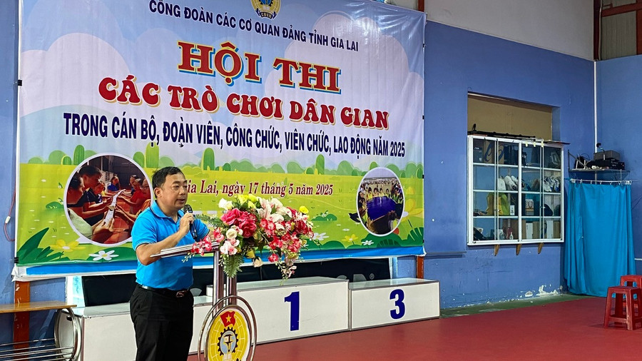 Ông Nguyễn Tường Khánh-Ủy viên Ban Thường vụ Liên đoàn Lao động tỉnh, Chủ tịch Công đoàn các cơ quan Đảng tỉnh phát biểu khai mạc hội thi. Ảnh: Sơn Ca z6610077065048-77c913d82ded8f4b8b868358527688eb.jpg