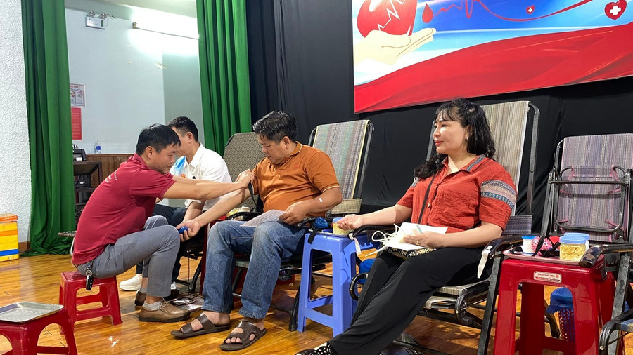 Đoàn viên Công đoàn tham gia hiến máu tình nguyện nhằm sẻ chia, đóng góp nguồn máu an toàn phục vụ công tác điều trị bệnh nhân. Ảnh: Sơn Ca z6609826020682-601588b707a2ae7a63a01f97b6f820f1.jpg