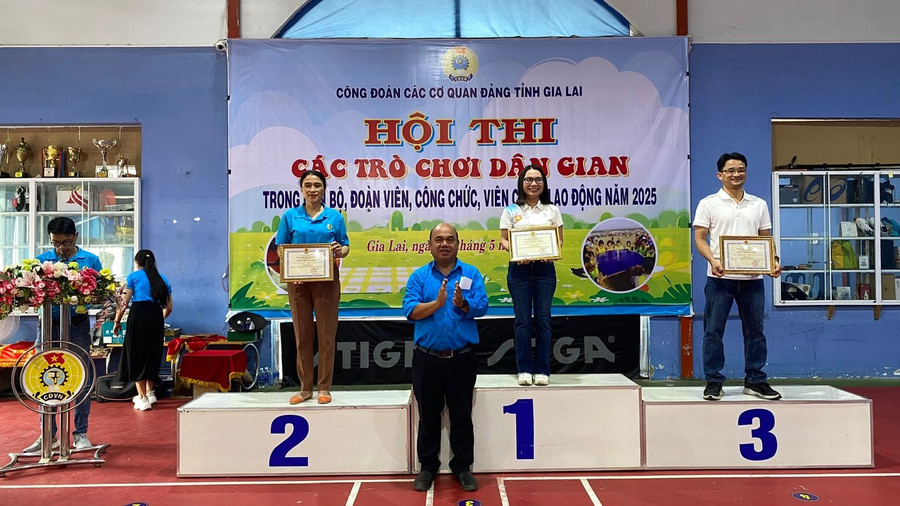 Ông Siu Trung-Phó Chủ tịch Ủy ban MTTQ Việt Nam tỉnh trao thưởng cho các đội thi đạt thành tích cao nhất nội dung bịt mắt đập heo đất. Ảnh: Sơn Ca z6610314937951-476fb77cd87df987dbc95d3f48a336fc.jpg