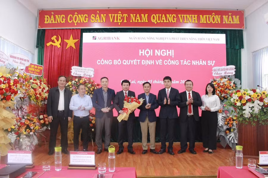 cac-dai-bieu-du-hoi-nghi-chuc-mung-ong-tran-quang-tuan.jpg