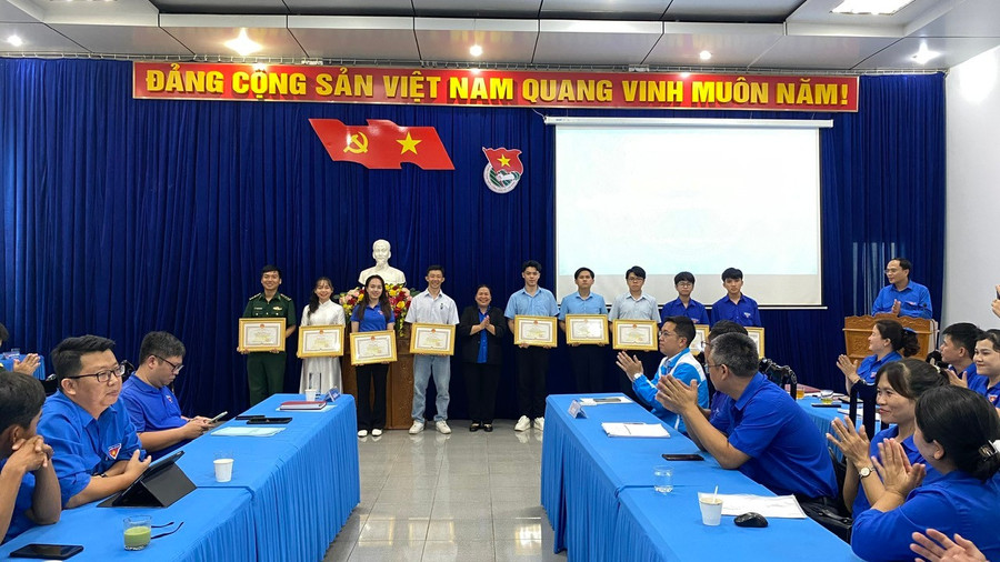 Thừa uỷ quyền, đồng chí Hà Thị Giang Thảo-Bí thư Tỉnh đoàn Gia Lai trao bằng khen và chúc mừng các công dân trẻ tiêu biểu năm 2024. Ảnh: Sơn Ca z6714460058699-d1458e245a6916f5cc1b47c9383b484a.jpg