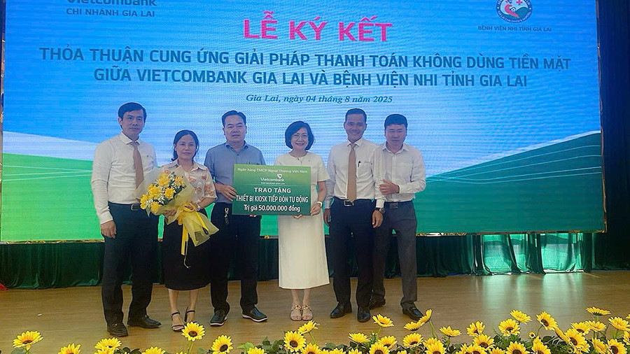 Vietcombank Gia Lai trao tặng thiết bị kiosk tiếp đón tự động cho Bệnh viện Nhi tỉnh Gia Lai. z6872935752920-5a68ed472f6e8c0847db3ec664fbbbe6.jpg