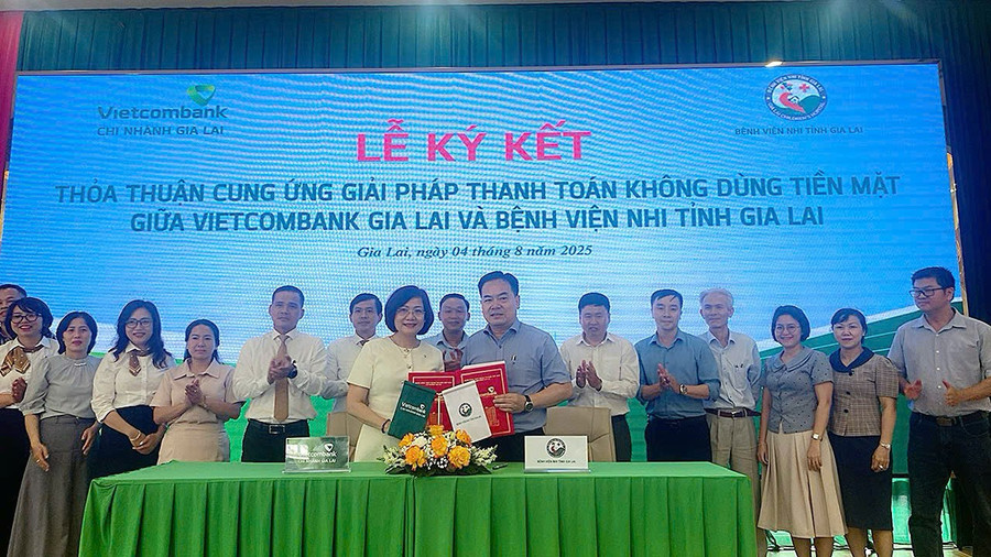 Vietcombank Gia Lai và Bệnh viện Nhi tỉnh Gia Lai ký kết phối hợp xây dựng và triển khai giải pháp thanh toán viện phí không dùng tiền mặt tại bệnh viện. Ảnh: Sơn Ca z6872916638357-22158379831be3deca0d97f93588b57d.jpg