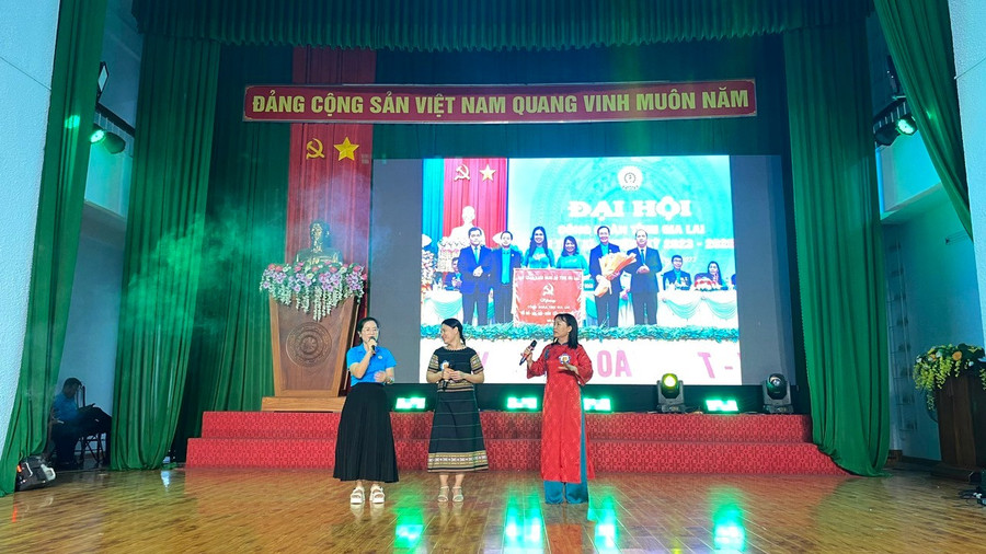 Đội thi Liên đoàn Lao động huyện Krông Pa mở đầu phần thi tập thể. Ảnh: Sơn Ca z6619354794362-30b6ba263314a4eb19d7748ee69686db.jpg