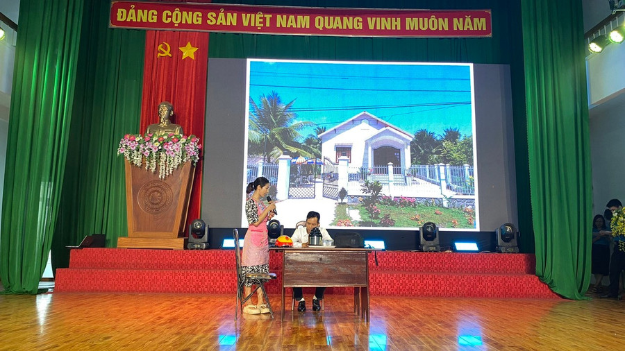 Đội thi Liên đoàn Lao động huyện Chư Prông trình diễn tiểu phẩm. Ảnh: Sơn Ca z6619390423533-c95f79d78fdeb1288ca2d1ebf1521124.jpg