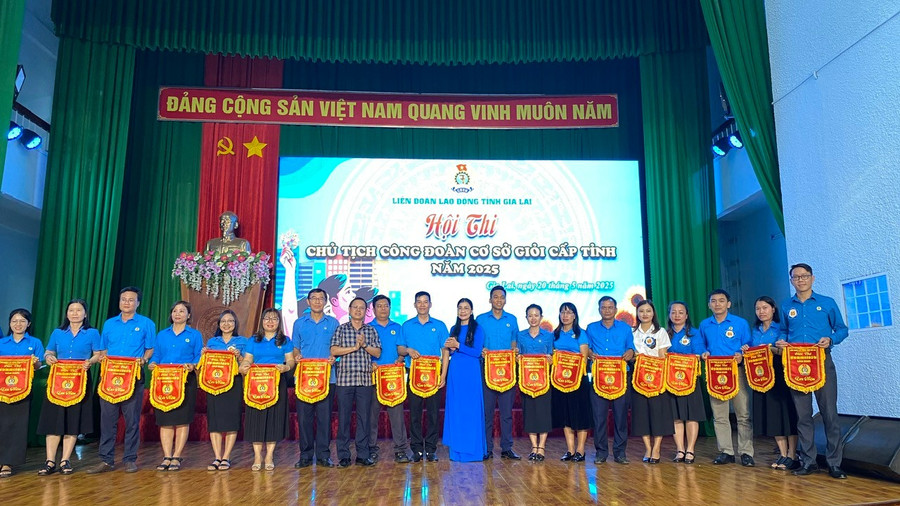 Ông Nguyễn Hoàng Phong-Chủ tịch Liên đoàn Lao động tỉnh (thứ 8, từ trái qua) tặng cờ lưu niệm cho các đội tham gia hội thi. Ảnh: Sơn Ca z6619336909063-43507f21c561185ce5689d18ac4b135c.jpg
