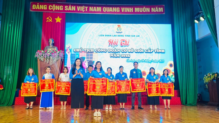 Bà Nguyễn Thị Thanh Thuỷ-Phó Chủ tịch Liên đoàn Lao động tỉnh trao giải nhất cho thí sinh Trần Thị Thuý. Ảnh: Sơn Ca z6620943416566-49483d3e7760a794d98ada10eb199334.jpg
