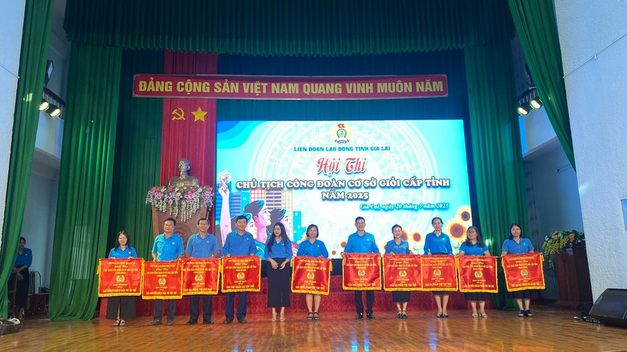 Ban Tổ chức trao giải thưởng và chúc mừng 10 đội thi đạt thành tích cao nhất tại Hội thi. Ảnh: Sơn Ca z6620962963245-0e09939feb48d77049da72cfc6252de0.jpg
