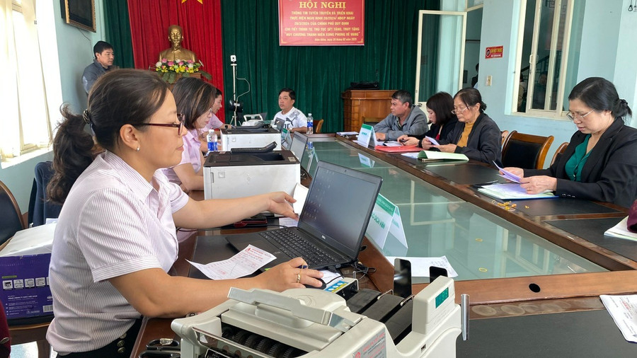 Chi nhánh Ngân hàng Chính sách xã hội tỉnh Gia Lai thực hiện giao dịch, giải ngân cho vay tại Điểm giao dịch phường Diên Hồng, TP Pleiku. Ảnh: Sơn Ca z6555400745984-a5d334e47d79016c86b7ceba9558dd0e.jpg