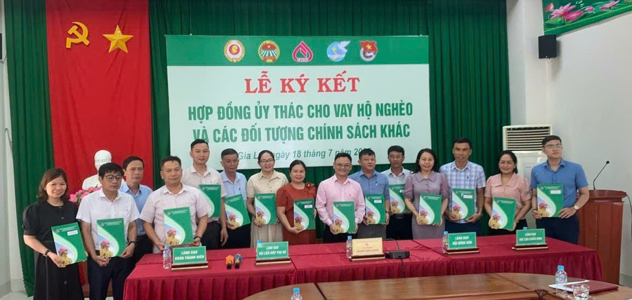 Quang cảnh lễ ký kết tại Chi nhánh Ngân hàng Chính sách xã hội tỉnh Gia Lai. Ảnh: Hoài Nam z6817256621371-a4ba80c56058c53f70855a3e9981b6a5.jpg