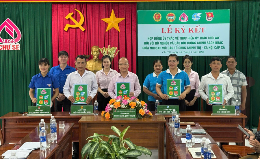 Phòng Giao dịch Chư Sê ký kết hợp đồng ủy thác với các hội, đoàn thể 4 xã Chư Sê, Bờ Ngoong, Ia Ko, Al Bá. Ảnh: Sơn Ca z6817061999109-255d770fc6557273d318df158a6a1f4e.jpg