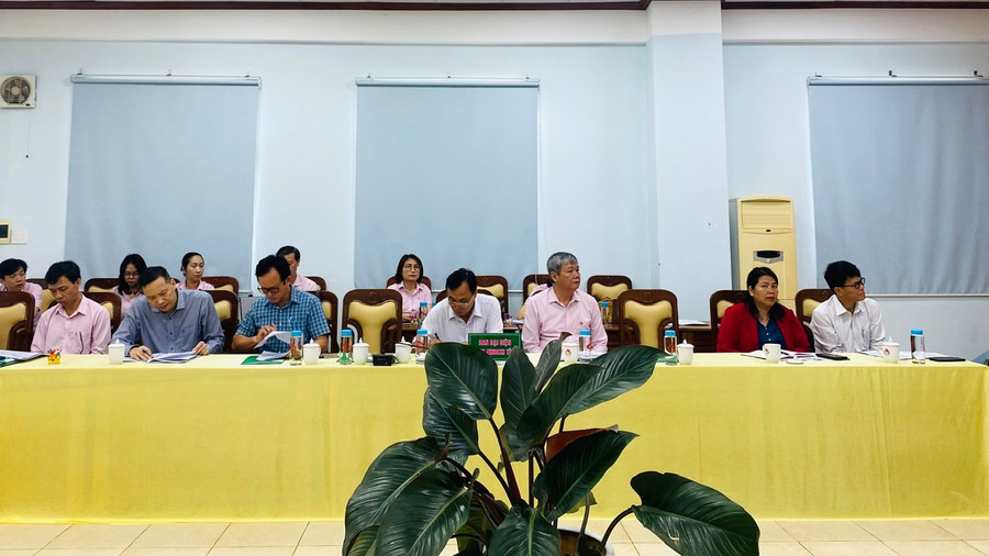 Các thành viên Ban đại diện Hội đồng quản trị NHCSXH tỉnh Gia Lai theo dõi nội dung thảo luận tại phiên họp trực tuyến. Ảnh Sơn Ca z6673574442607-f18d7a5546fb6711c69a7213d9fd337e.jpg