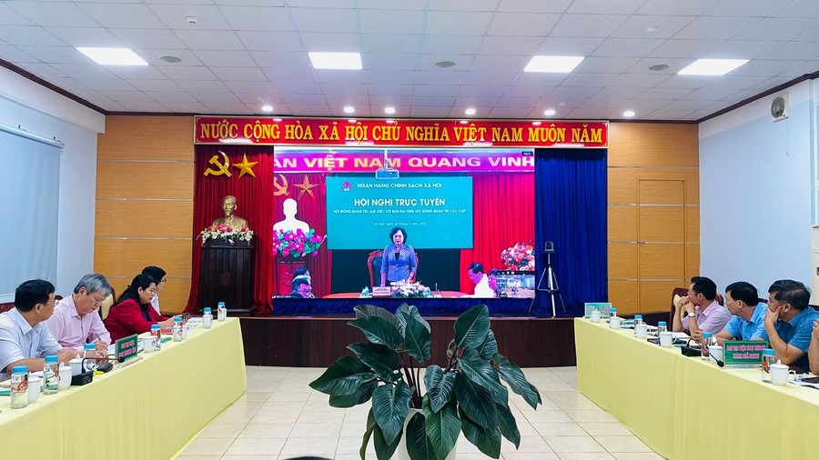 Thống đốc Ngân hàng Nhà nước kiêm Chủ tịch Hội đồng quản trị NHCSXH Nguyễn Thị Hồng chủ trì điều hành phiên họp định kỳ. Ảnh: Sơn Ca z6673585305503-10548fc8164b508aed97d689172f14cb.jpg