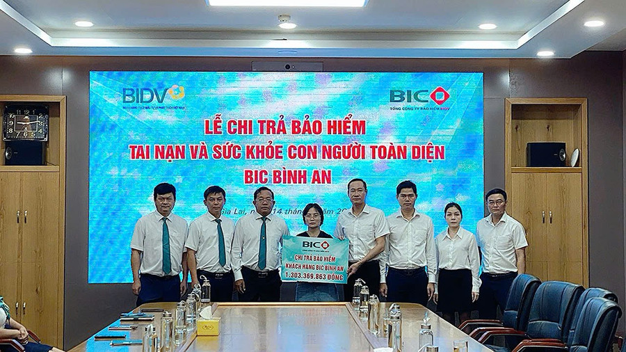 Ban lãnh đạo BIDV Gia Lai và Tổng Công ty Bảo hiểm BIDV chi trả quyền lợi bảo hiểm cho gia đình khách hàng Nguyễn Tất Minh. Ảnh Sơn Ca z6802162822250-379778fd56cc6dc345bf7f2c4a969076.jpg