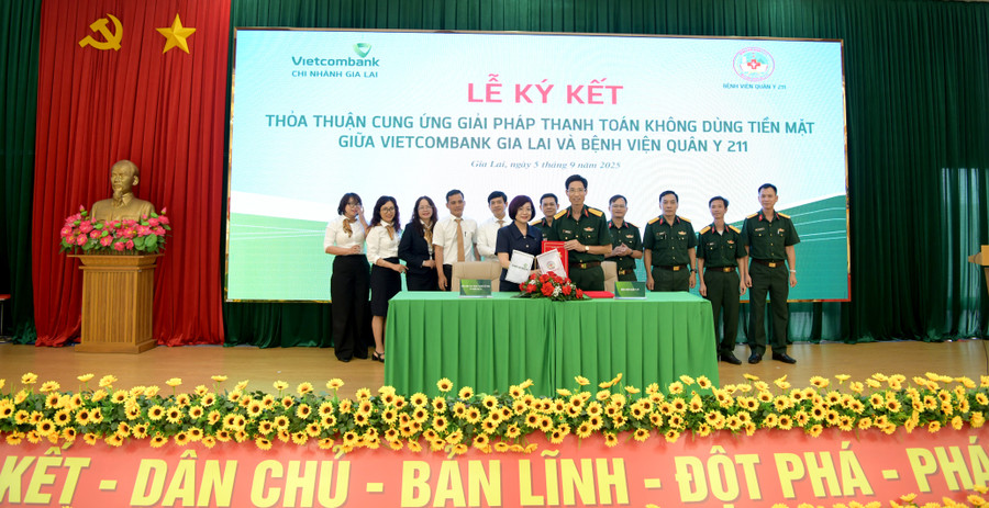 Đại diện lãnh đạo 2 đơn vị ký kết thoả thuận hợp tác triển khai giải pháp thanh toán không dùng tiền mặt tại Bệnh viện Quân y 211. Ảnh: Sơn Ca dsc-9235.jpg