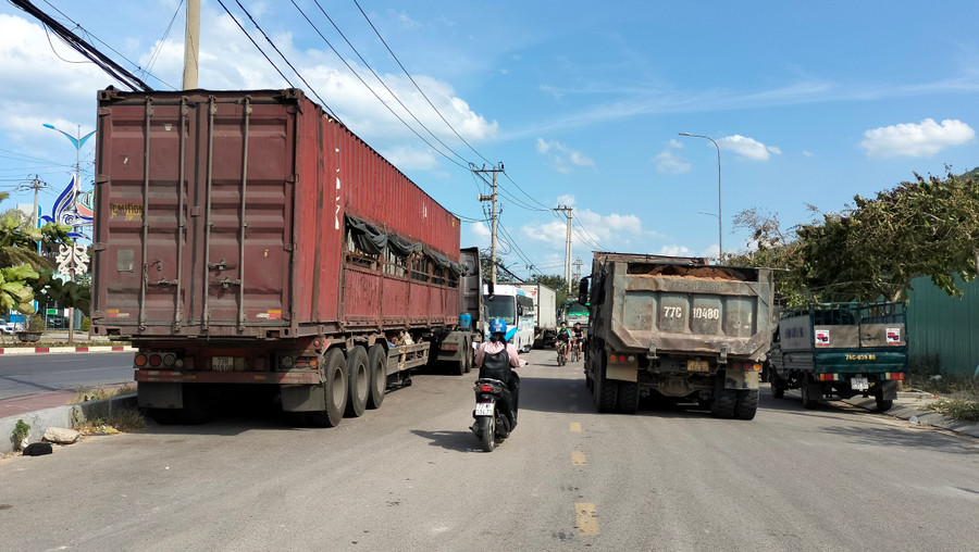 Tuyến đường vào chung cư Lamer 1 và Lamer 2 đã bị chiếm dụng. Ảnh T.SỸ hai-ben-duong-cac-loai-xe-tai-xe-khach-dau-ken-day.jpg