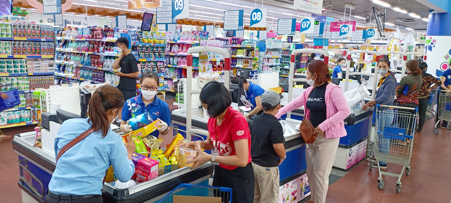 Người dân mua hàng hóa tại Siêu thị Co.opmart Quy Nhơn. Ảnh T.SỸ nguoi-dan-mua-hang-hoa-tai-sieu-thi-coopmart-quy-nhon-anh-tsy.jpg