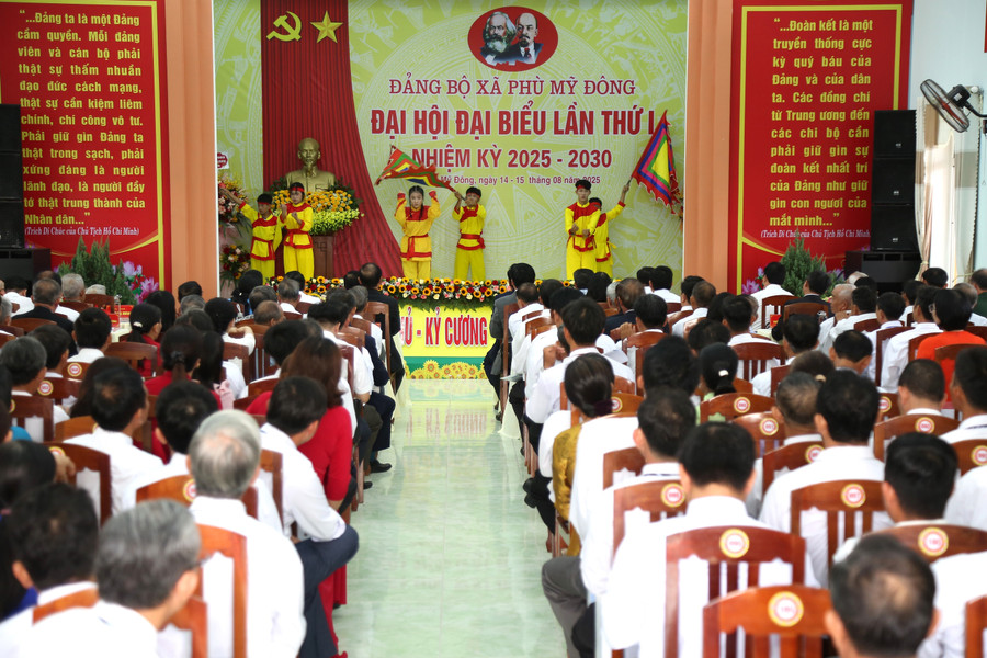 Congress scene. Photo: T.SY 1.jpg