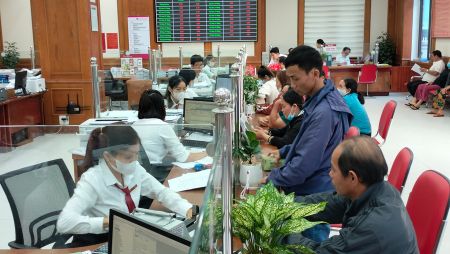 Nhiều khách hàng tiếp cận và vay vốn tại Agribank Bình Định. Ảnh: T.SỸ nhieu-khach-hang-tiep-can-va-vay-von-tu-agribank-binh-dinh.jpg