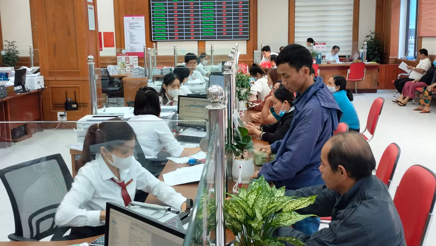 nhieu-khach-hang-tiep-can-va-vay-von-tu-agribank-binh-dinh.jpg