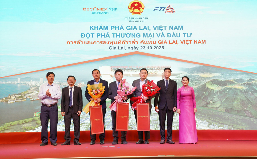 Lãnh đạo tỉnh Gia Lai tặng quà lưu niệm cho các đối tác Thái Lan. Ảnh: T.SỸ cac-dong-chi-lanh-dao-tinh-don-tiep-va-tang-qua-luu-niem-cho-cac-doi-tac-thai-lan.jpg