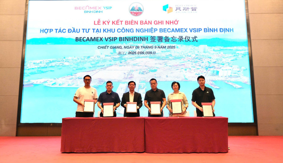 Đại diện Công ty CP Becamex Bình Định (đứng thứ 3 từ trái qua) cùng với một số DN Trung Quốc ký kết ghi nhớ hợp tác đầu tư vào KCN Becamex VSIP Bình Định. Ảnh: ĐVCC cong-ty-cp-becamex-binh-dinh-cung-voi-mot-so-dn-trung-quoc-ky-ket-ghi-nho-hop-tac-dau-tu-vao-kcn-becamex-vsip-binh-dinh.jpg