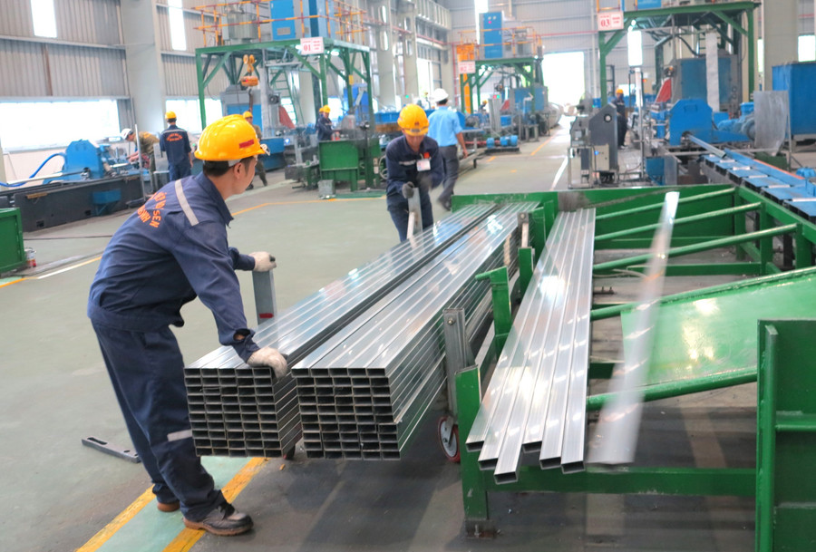 De nombreuses entreprises opèrent efficacement dans le parc industriel de Nhon Hoa. Photo : T.SY 41.jpg