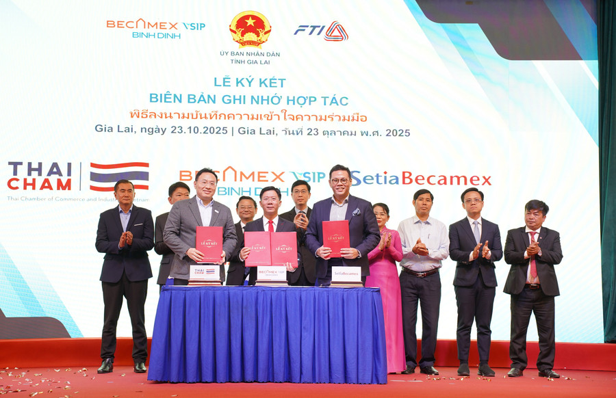 Công ty CP Becamex Bình Định, Hiệp hội DN tại Việt Nam và Công ty CP Setia cùng ký kết bản ghi nhớ xác lập mối quan hệ hợp tác chiến lược lâu dài, nhằm hỗ trợ tối đa cho các DN Thái Lan và Malaysia đến tìm hiểu môi trường đầu tư tại Gia Lai và ngược lại. Ảnh: T.SỸ cong-ty-cp-becamex-binh-dinh-hiep-hoi-dn-tai-viet-nam-va-cong-ty-cp-setia-cung-ky-ket-ghi-nho.jpg