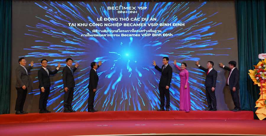 Các đồng chí lãnh đạo tỉnh cùng nhà đầu tư thực hiện nghi thức bấm nút động thổ trực tuyến 4 dự án thuộc Dự án KCN Becamex VSP Bình Định. Ảnh: T.SỸ lanh-dao-tinh-cung-nha-thau-tu-thuc-hien-nghi-thuc-bam-nut-khoi-cong-tac-du-an-anh-tsy.jpg