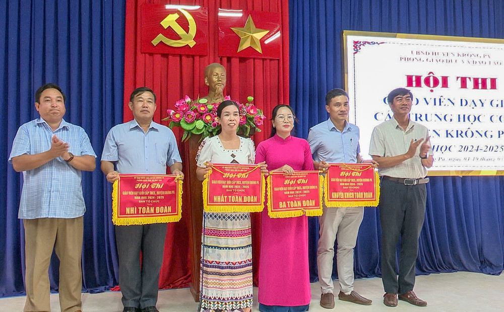 Trao cờ cho các tập thể đạt giải. Ảnh: Ngô Thu img-6052-7048.jpg