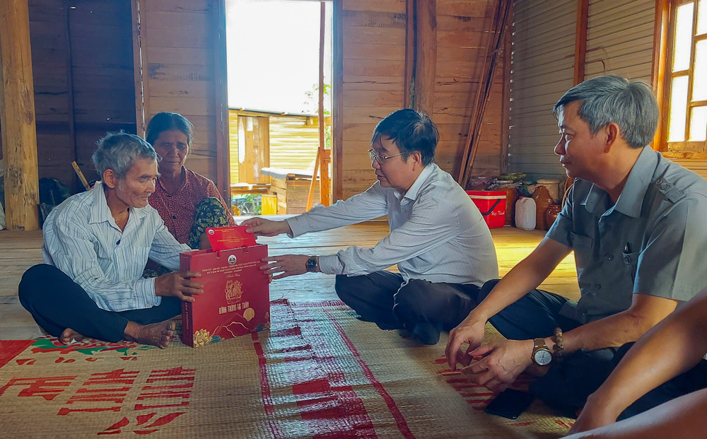 Đoàn công tác tặng quà ông Ksor Dot (bôn Krãi, xã Ia Rbol). Ảnh: Minh Châu img-5592.jpg