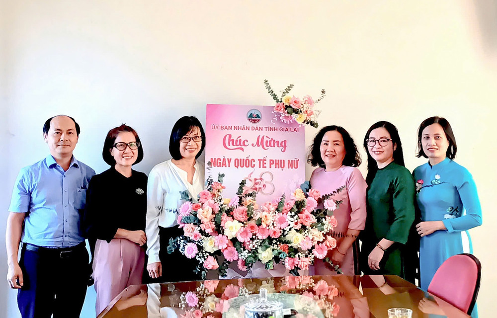Phó Chủ tịch UBND tỉnh Nguyễn Thị Thanh Lịch tặng hoa chúc mừng Hội LHPN tỉnh nhân ngày 8-3. Ảnh: Minh Châu ban-sao-1.jpg