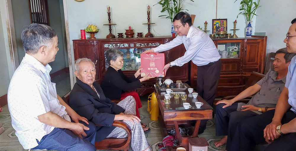 Trưởng Ban Tổ chức Tỉnh ủy Huỳnh Quang Thái tặng quà tri ân các gia đình người có công tiêu biểu. Ảnh: Minh Châu img-5593.jpg