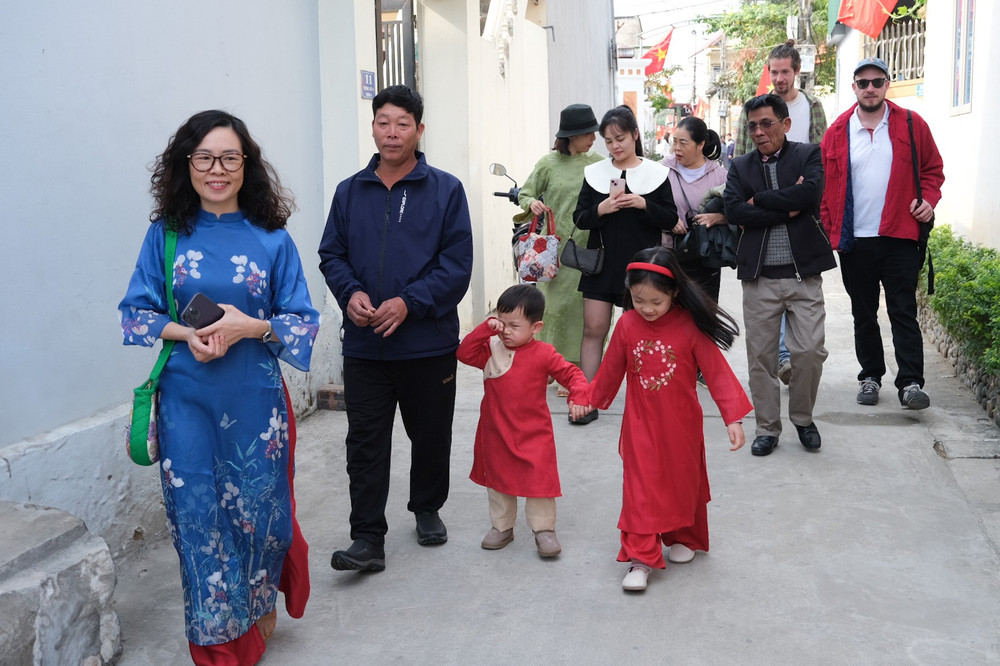 Tilman Wolbert và Jan Huster hòa vào dòng người đi chúc Tết. Ảnh: Hoàng Ngọc dscf0860.jpg