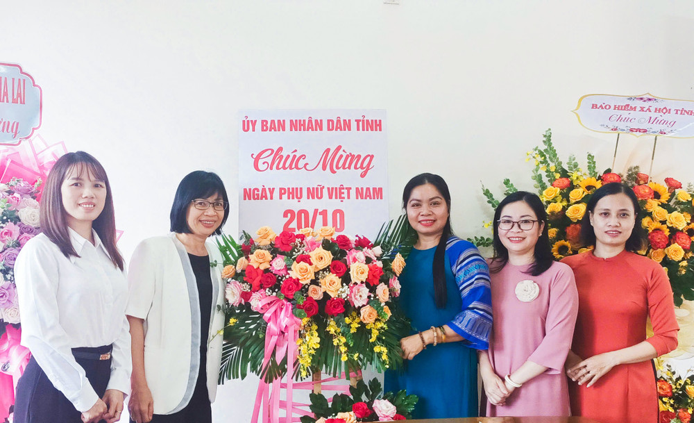 Phó Chủ tịch UBND tỉnh Nguyễn Thị Thanh Lịch (thứ 2 từ trái qua) tặng hoa chúc mừng Hội LHPN nhân Ngày Phụ nữ Việt Nam. Ảnh: Thúy Na img-1912-7606.jpg