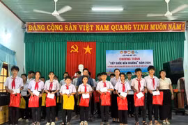 Trao 100 suất quà cho học sinh khó khăn xã Phù Mỹ Tây