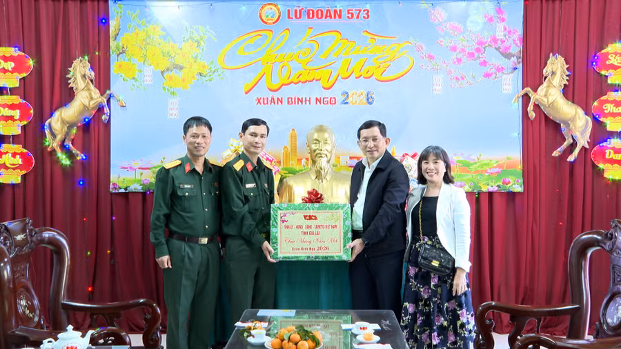 truong-ban-to-chuc-tinh-uy-mai-viet-trung-tang-qua-lu-doan-pk-573.jpg