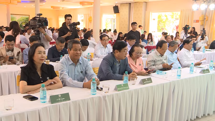 cac-dai-bieu-va-ba-con-dong-huong-tham-gia-chuong-trinh-hop-mat.png