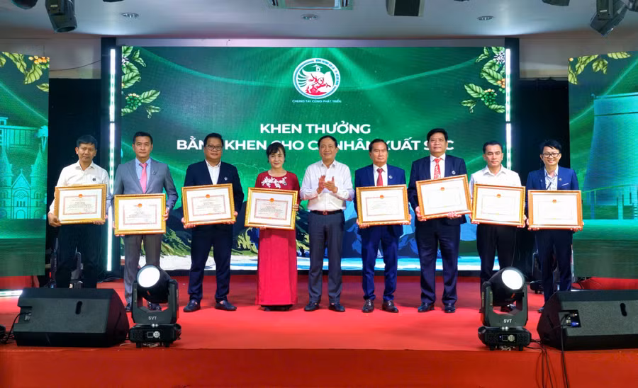 ubnd-tinh-da-trao-bang-khen-cho-cac-tap-the-ca-nhan-co-thanh-tich-trong-hoat-dong-lan-toa-tinh-than-doan-ket-se-chia-va-gan-ket-ba-con-dong-huong-trong-suot-mot-nam-qua.jpg