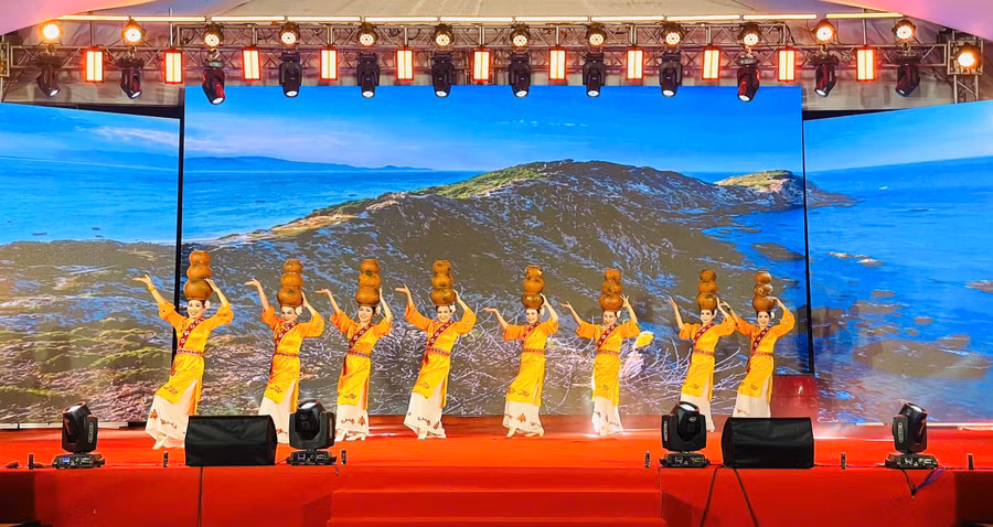 chuong-trinh-gop-phan-ton-vinh-ve-dep-truyen-thong-va-ban-sac-van-hoa-viet-nam.jpg