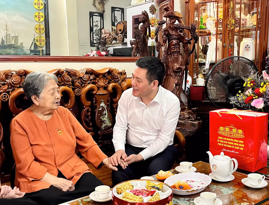 pho-bi-thu-dang-uy-quoc-hoi-nguyen-hong-dien-tham-tang-qua-can-bo-lao-thanh-cach-mang-trinh-thi-minh-tan.jpg