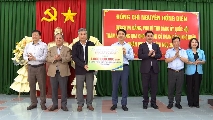 pho-bi-thu-dang-uy-quoc-hoi-nguyen-hong-dien-va-doan-cong-tac-da-trao-1500-suat-qua-tet-tong-tri-gia-15-ty-dong-cho-ba-con-co-hoan-canh-kho-khan-tren-dia-ban-tinh-gia-lai-1.jpg